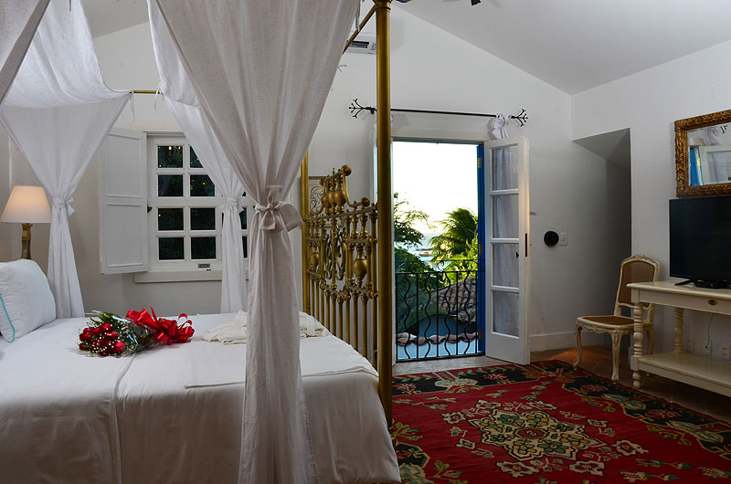 BR16BL06_vila-da-santa-master_room.jpg [&copy; Last Frontiers Ltd]