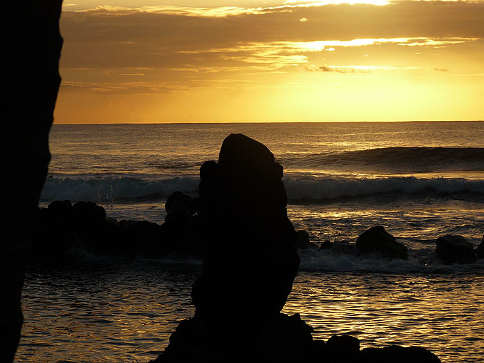 CL0311CB313_rapa-nui-sunset.jpg [&copy; Last Frontiers Ltd]
