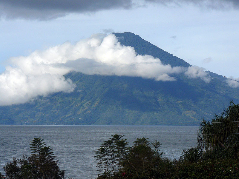 GU1014FD259_san-pedro-volcano-from-villa-santa-catarina.jpg [&copy; Last Frontiers Ltd]